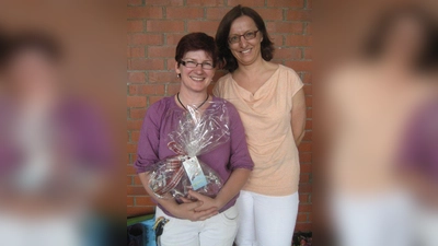 Konrektorin Brigitte Oberegger mit Kassenwartin Rosa Hochschwarzer (von links). (Foto: Sch)