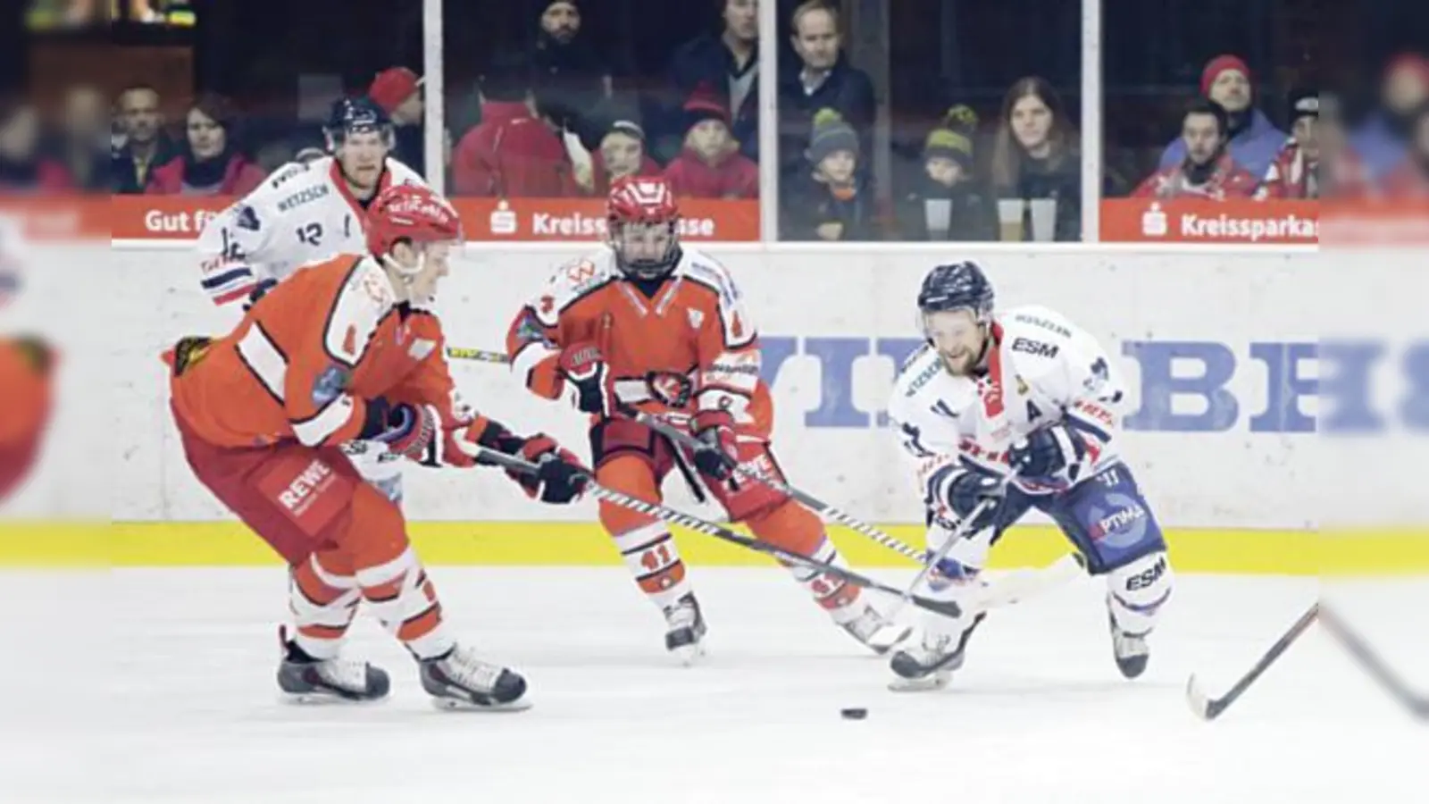 Szene aus dem letzten Aufeinandertreffen zwischen dem EHC Klostersee und dem Playoff-Gegner Selber Wölfe auf dem Grafinger Eis. Am Ende ging die Partie mit einem 6:4 an  die Rot-Weißen Gastgeber. 	 (Foto: smg / Nicky Alexander)