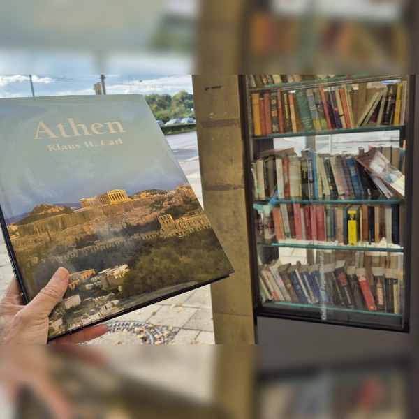 Klaus H. Carls Bildband „Athen” im Bücherschrank in der Dachauer Straße/Ecke Voitstraße. (Foto: tab)
