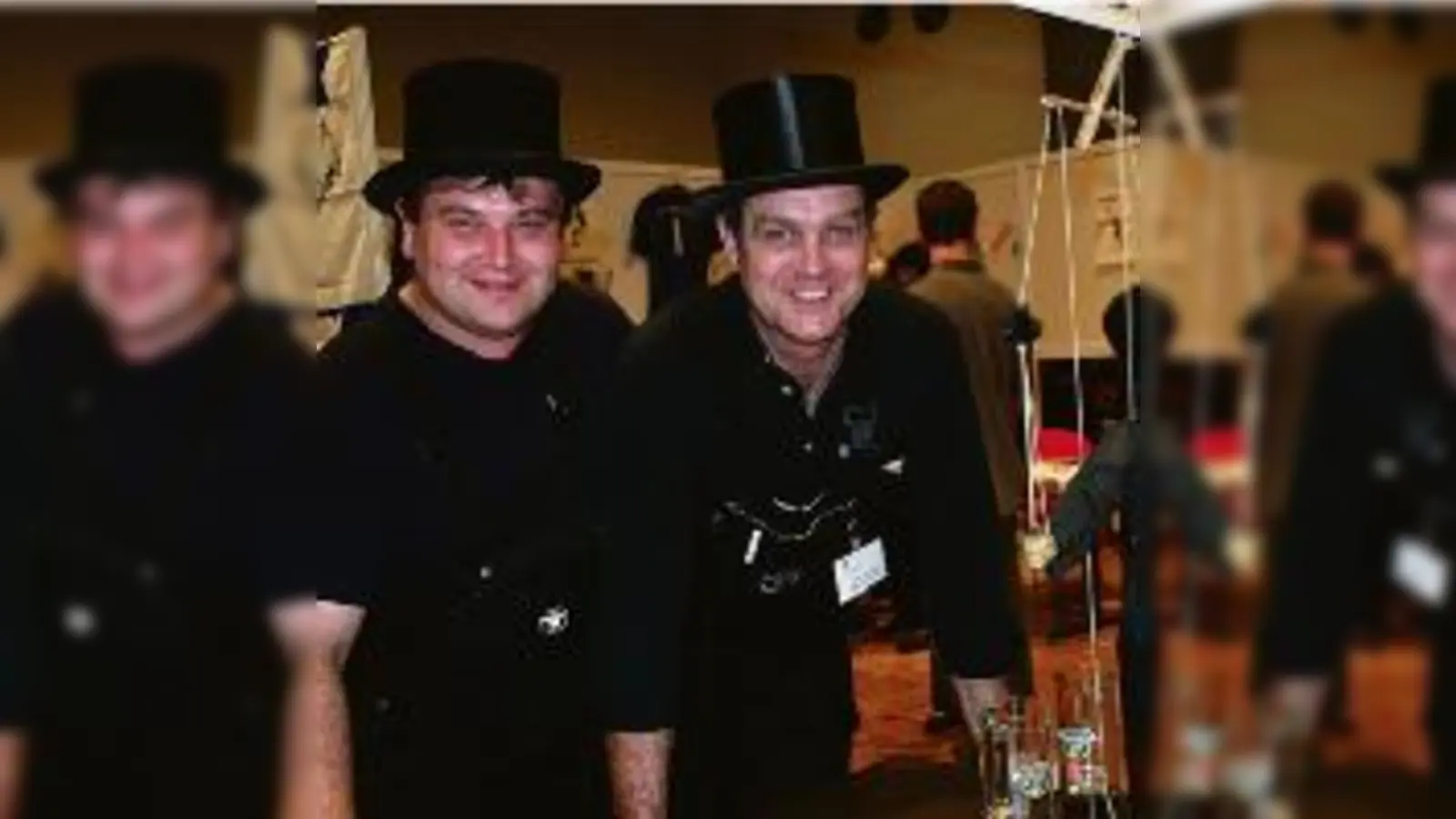 Die Kaminkehrermeister Andreas Reichhold (links) und Josef Euringer waren beim Neubürgerempfang vor allem als Ratgeber in Sachen Energie gefragt  und ein bisschen vielleicht auch als  (GlücksbringerFoto: ko)