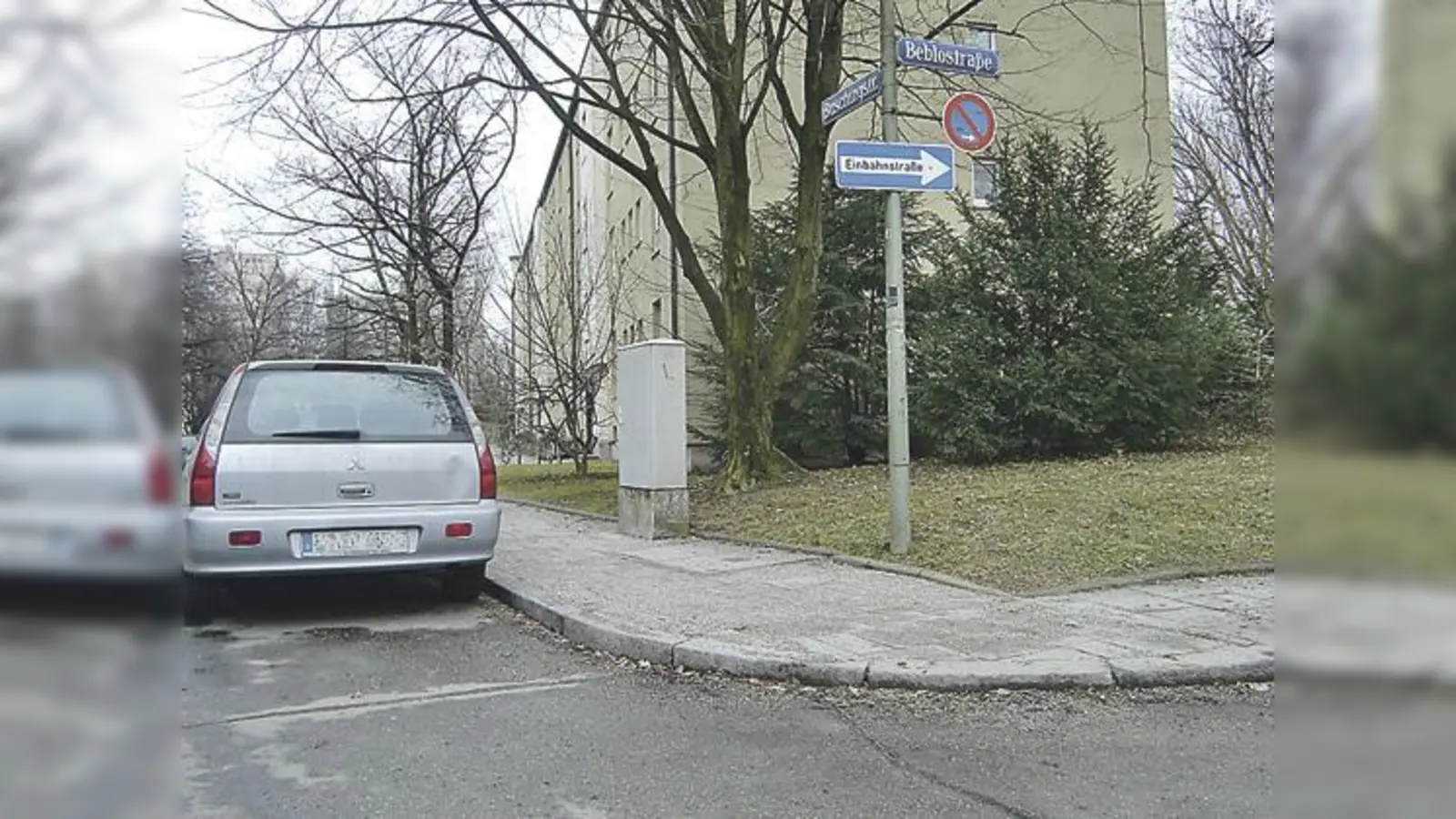 Die Bordsteine an der Busching-/ Ecke Beblostraße werden für Rollstuhlfahrer auf drei Zentimeter Höhe abgesenkt.   (Foto: ikb)