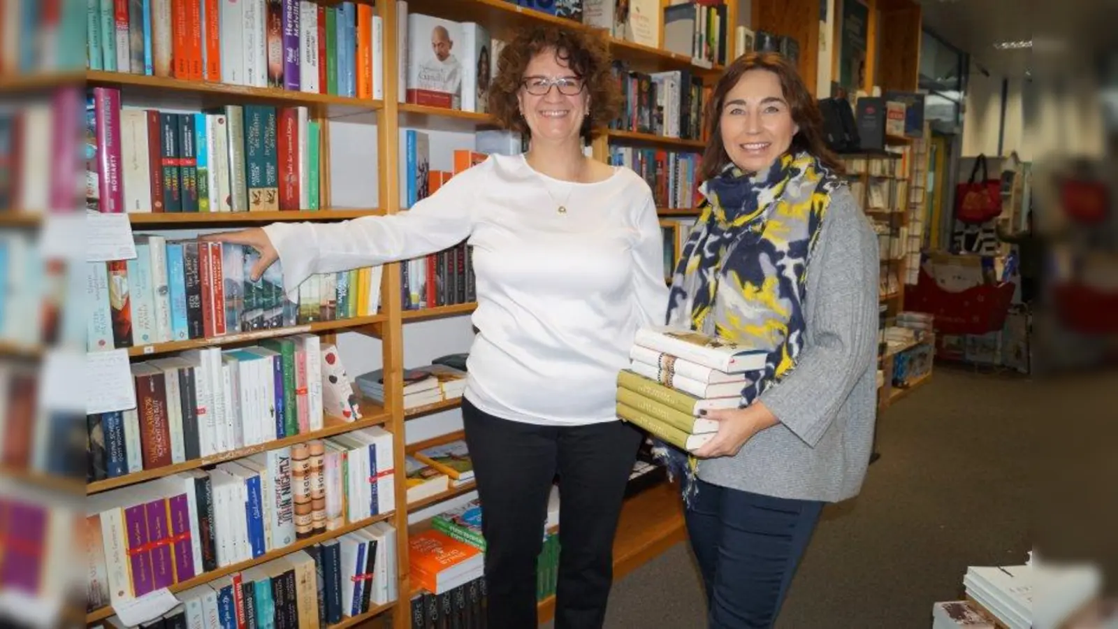 Buchhändlerin Helen Hoff zeigt Verlegerin Julia Eisele wo man die Bücher einsortiert. (Foto: pst)