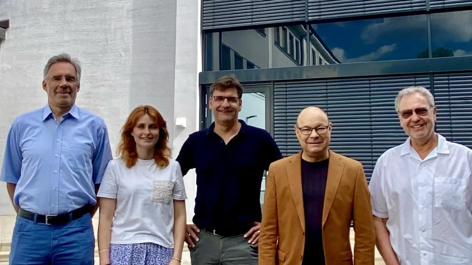 Beim Ortstermin an der PV-Anlage überzeugten sich Oliver Pannke, Klimamanagerin Florentine Karle, Umweltamtsleiter Jörg Degen, Bürgermeister Hermann Nafziger und Andreas Wolf von der Betreiberfirma Bürger-Energie-Unterhaching eG. (v.l.) vom reibungslosen Betrieb. (Foto: K. Xander)