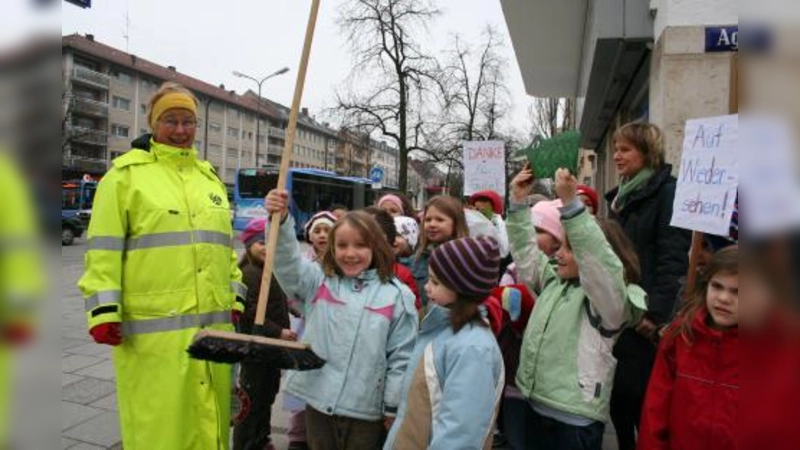 Die Klasse 1 c der Grundschule an der Fürstenrieder Straße und deren Lehrerin Barbara Reif brachten Schulweghelferin Renate Gautzsch ein Abschiedsständchen. (Foto: tg)