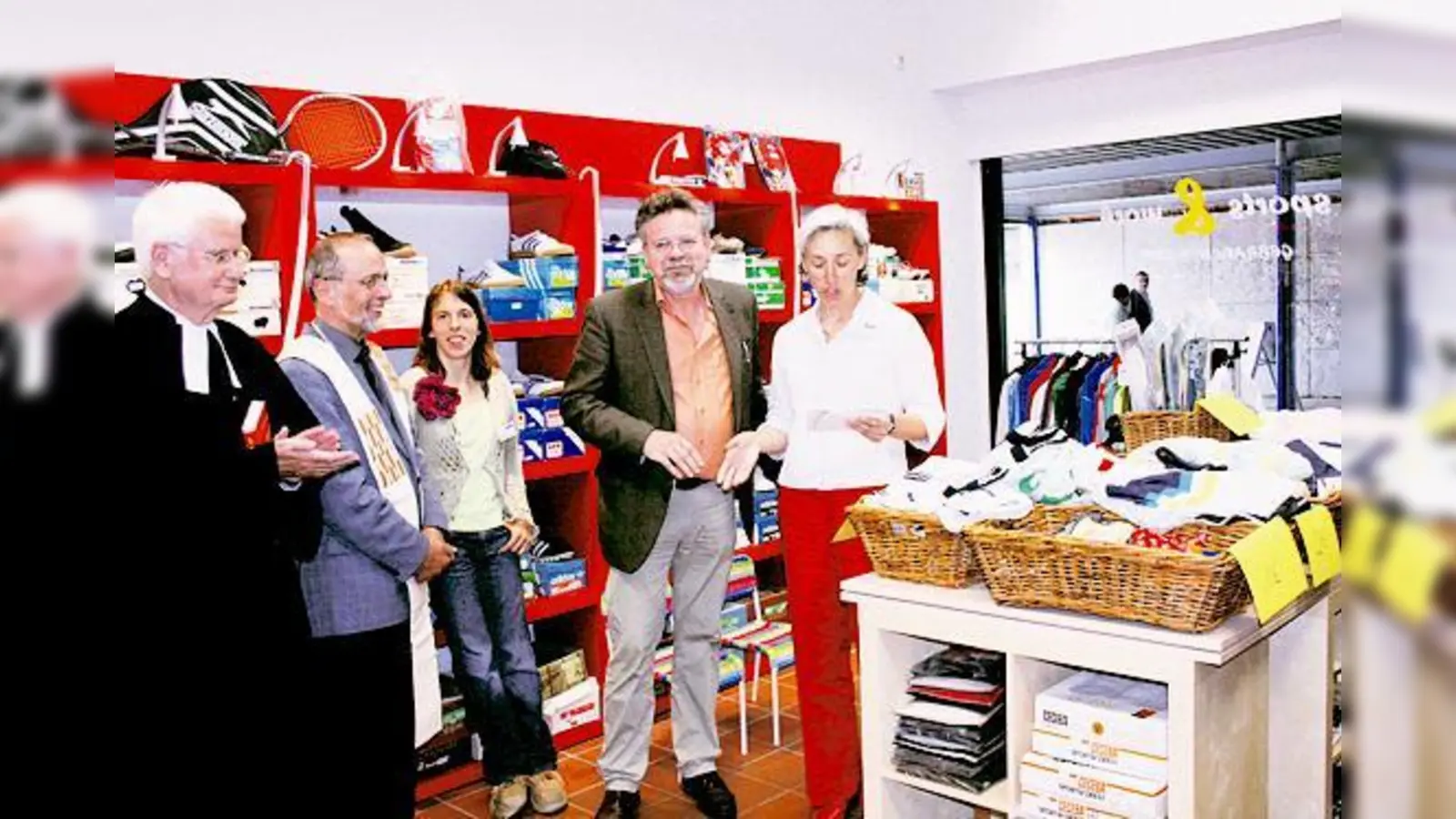 Pfarrer Wolfgang Schenk, Dekan Wiegele, Dagmar Neumann, Kurt Damaschke und Fabienne van Well bei der Eröffnung des neuen Ladens. (Foto: Föll)