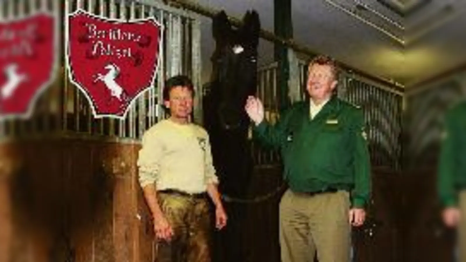 »Das größte Polizeipferd der Welt«: Leonhard Pruski (li.) und Richard Sporrer von der Polizeireiterstaffel bei ihrem schwarzen Riesen Quand. (Foto: ak)