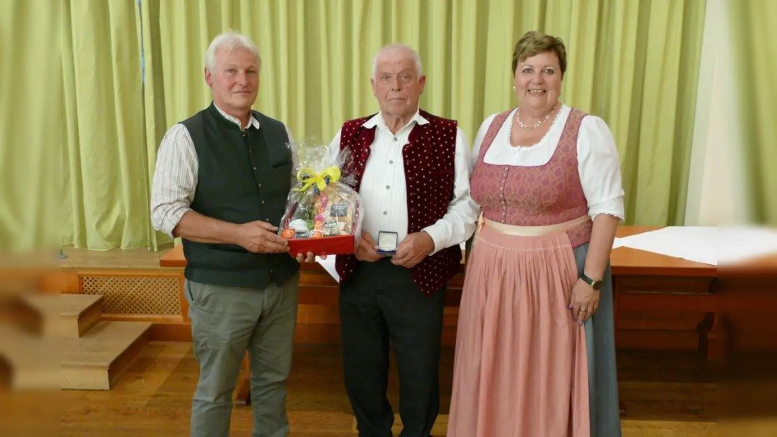 Wolfgang Taffertshofer und Andrea Jochner-Weiß bei der Ehrung von Hans Schröfele (Mitte) aus Peiting, der seine Gemeinde dreißig Jahre lang im Kreistag vertrat. (Foto: Landratsamt)