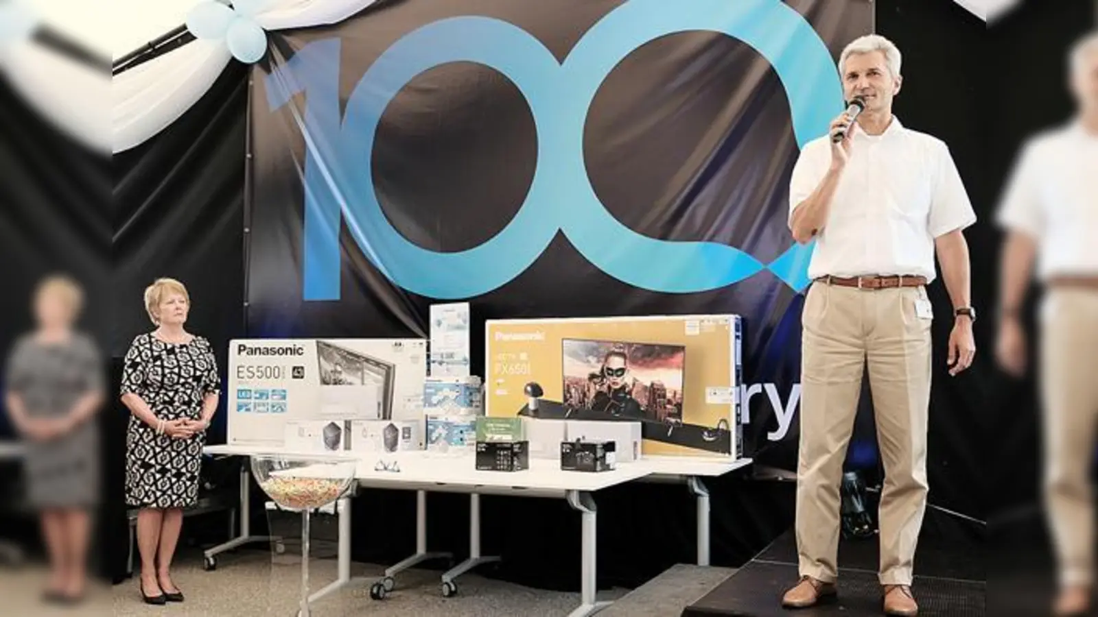 Geschäftsführer Johannes Spatz eröffnet die Tombola mit attraktiven Preisen aus der Panasonic-Welt.	 (Foto: privat)