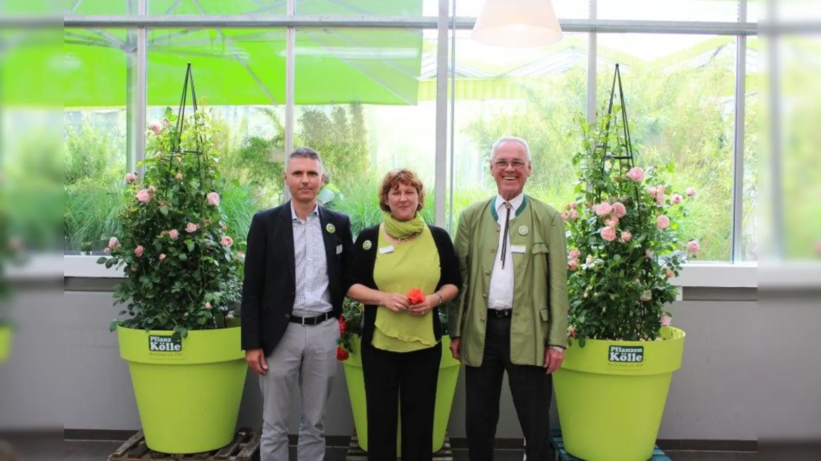 Geschäftsführer Klaus Kölle (r.) zusammen mit Katja Frye (Vertriebsleitung Süd) und Jörg Greimel, dem Vorsitzenden der Geschäftsführung von Pflanzen-Kölle. (Foto: sb)