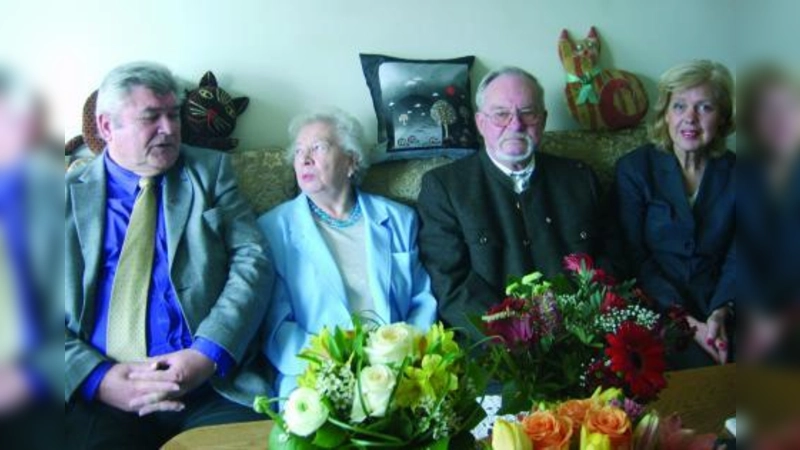 Günther Mack (l.) und Elisabeth Schmucker (r.) beglückwünschten das Jubelpaar Mathilde und Herbert Seitz. (Foto: pi)