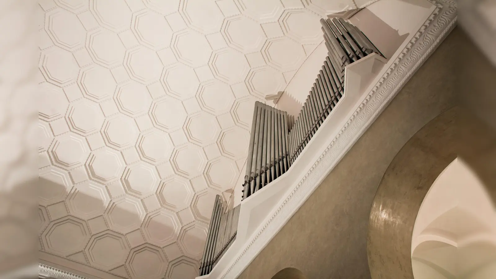 Die Weiße-Rose-Orgel im Lichthof der Ludwig-Maximilians-Universität wurde zum Gedenken an die Mitglieder der Widerstandsgruppe errichtet.  (Foto: © LMU)