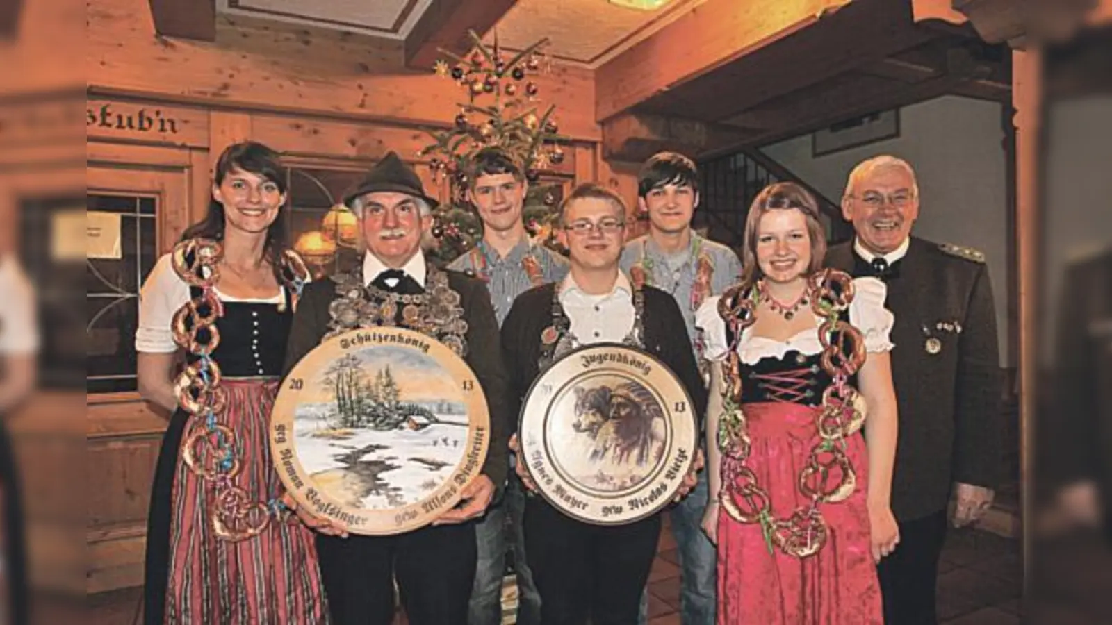 Agnes Schreiner (Brezenkönigin), Alfons Dinglreiter (Schützenkönig), Christian Wenzl (Wurstkönig), Nicolas Vietze (Jugendkönig), Leonhard Winkler (Wurstkönig-Jugend), Agnes Mayer (Brezenkönigin-Jugend) und Franz Voglsinger (Schützenmeister).  (Foto: privat)