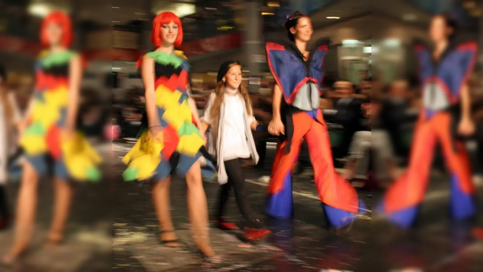 Durch eine Kooperation mit »Kids in Fashion Wien« waren die Münchner Preisträgerinnen 2009 Nergis und Clara (beide elf) Gäste bei der großen Modeschau im Gasometer Wien. 	 (Foto: VA)