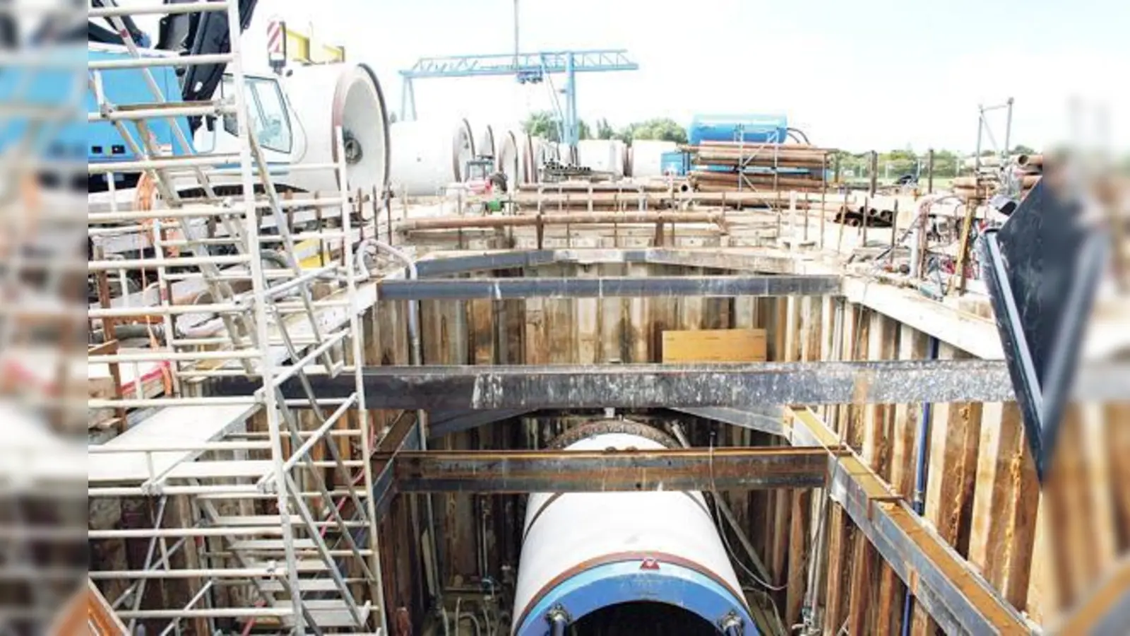 Die Rohre liegen  nach Angaben der Stadtentwässerung  in sechs bis zehn Metern Tiefe. Die Schildvortriebsmaschine presst die Rohre ins Erdreich. 	 (Foto: ws)