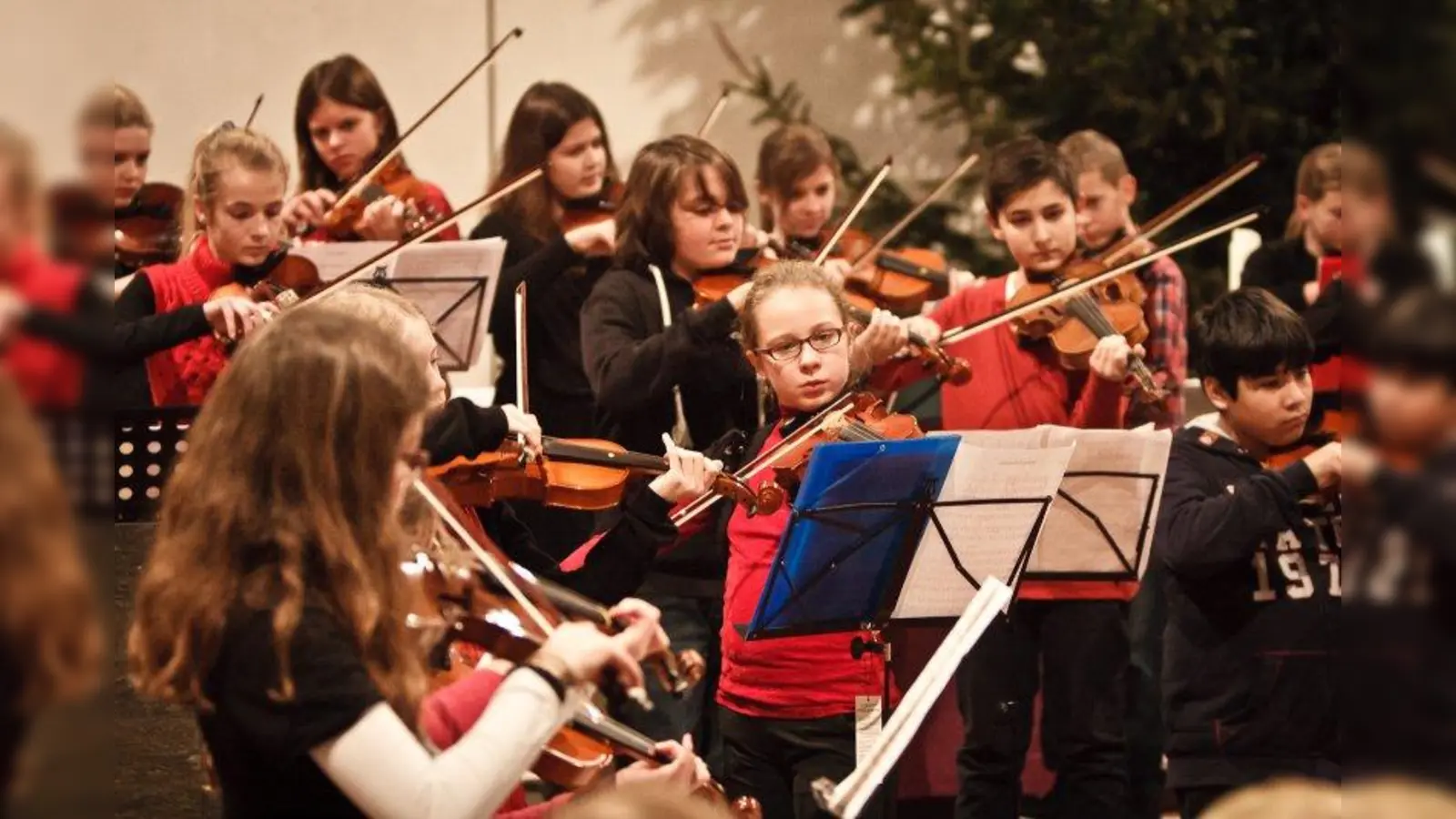 Gemeinsame Auftritte wie hier beim letzten Weihnachtskonzert gehören bei der Streicherklasse dazu. (Foto: MBG)