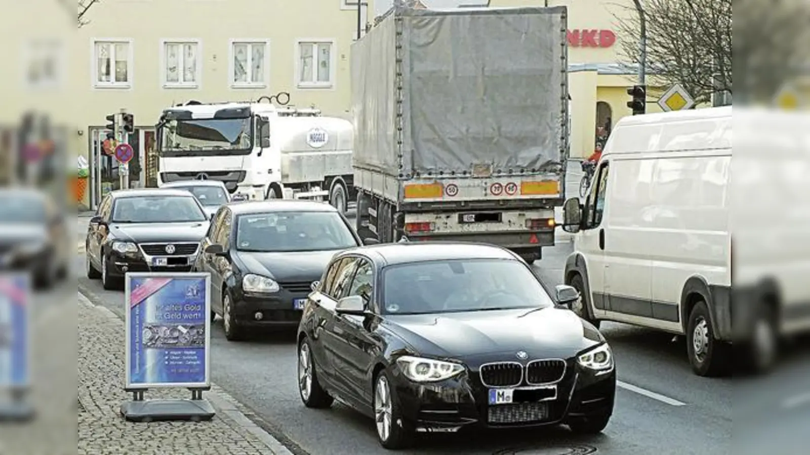Entlastung bitte! Die Taufkirchener, und nicht nur die, stöhnen unter der Verkehrsbelastung mitten durch den Ortskern. Eine Lösung aber ist nicht in Sicht.  (Foto: kw)