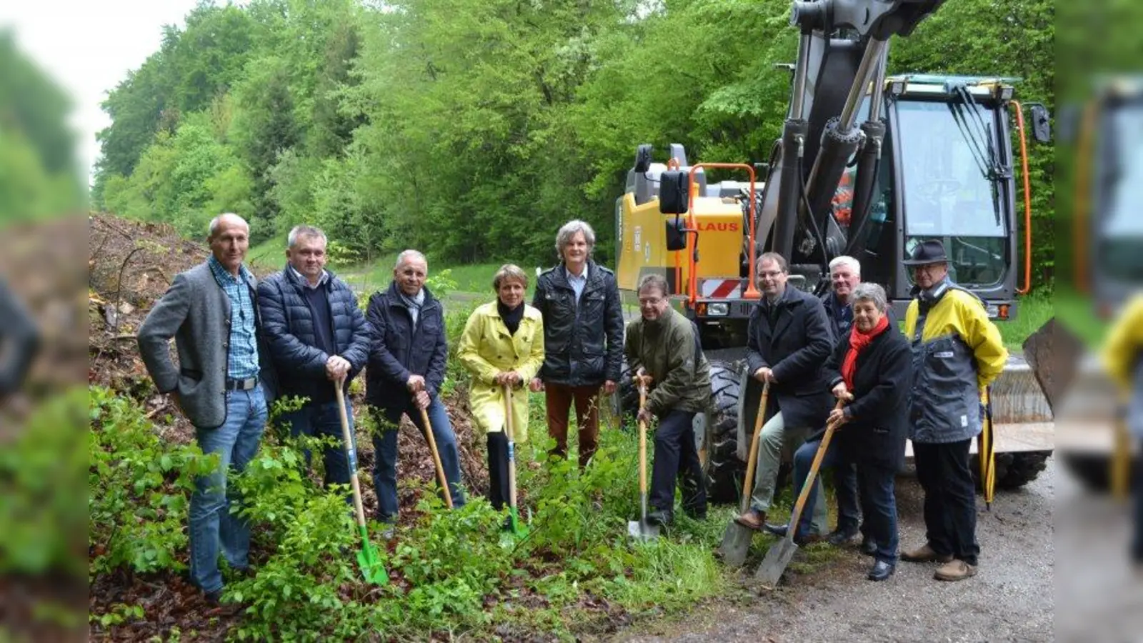 Griffen gemeinsam zum Spaten, v.l.: Reinhard Gmeinder, Klaus Looss ( Firma Klaus), Helmut Hareiner (ADFC), Vize-Landrätin Martina Drechsler, Christian Gerhard (Landratsamt), Helmut Knobloch (Schöngeising), Andreas Magg (Verkehrsreferent), Hans Lais (Planungsbüro), Ingrid Wild (Grafrath), Georg Stockinger (Sachverständiger für Altlasten). (Foto: LRA Fürstenfeldbruck)