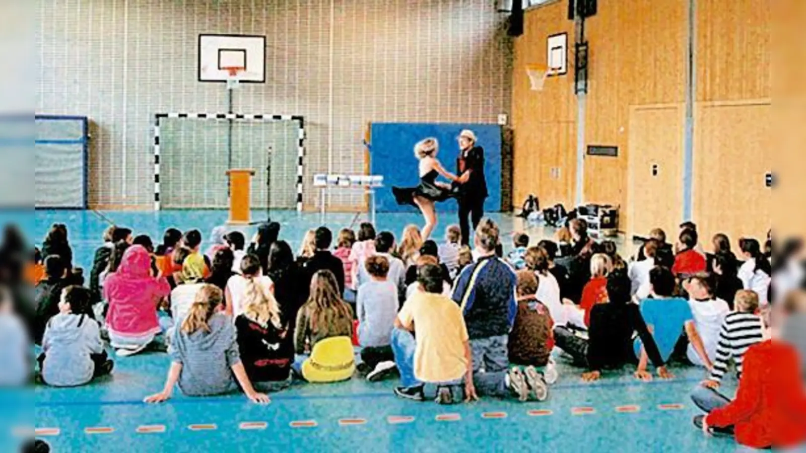 Gespannt folgten die Schüler der Tanzdarbietung in ihrer Turnhalle. Anschließend wurde gelesen.  (Foto: VA)