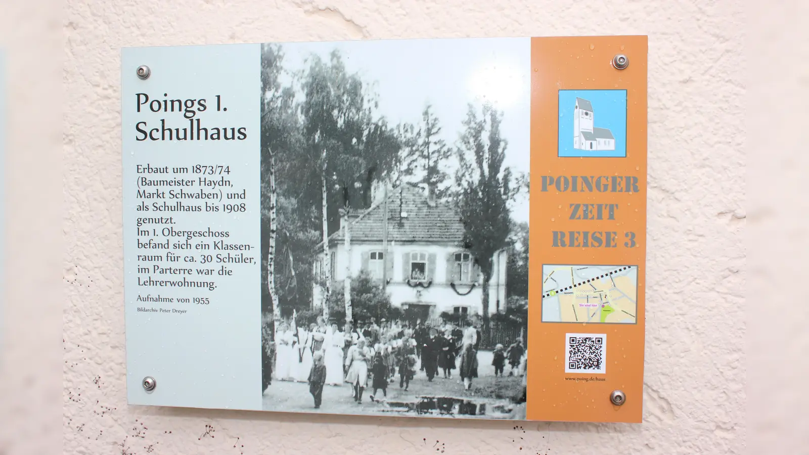 Die Kulturroute informiert über die erhaltene Bauten im alten Poing, wie das erste Schulhaus des Ortes. (Foto: bs)