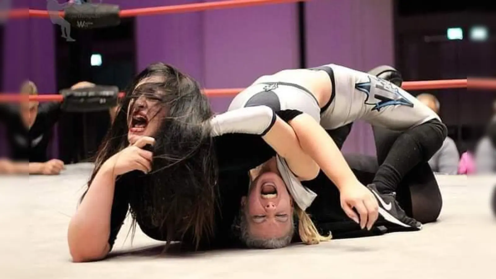 Nicht nur die Männer zeigen ihr Können, auch die Frauen sind stark in der Wrestlingszene vertreten. (Foto: EWS)