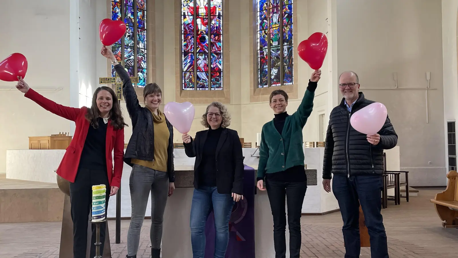 Freuen sich auf viele Heiratswillige in der Christuskirche: Dekanin Dr. Claudia Häfner, Vikarin Rahel Pereira, Pfarrerin Stefanie Wiest, Pfarrerin Doris Wild und Pfarrer Rolf Hartmann (v.l.). (Foto: hw)