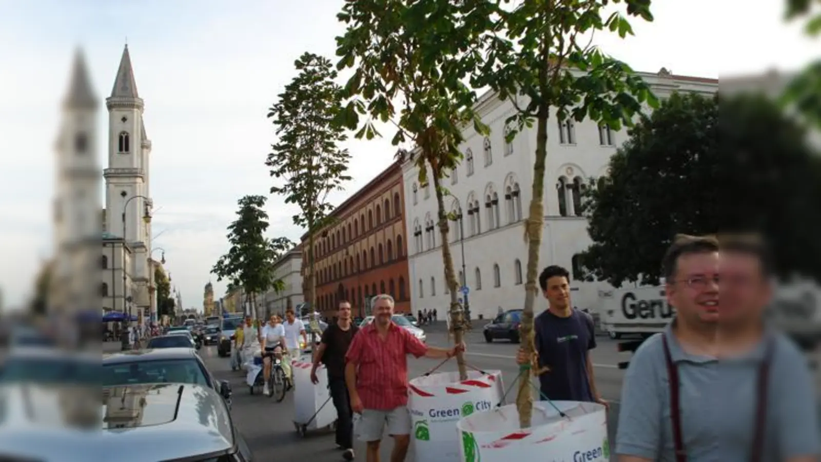 Bäume auf Wanderschaft: Mitarbeiter von Green City ziehen mit den Wanderbäumen durch die Ludwigstraße.  (Foto: Green City)