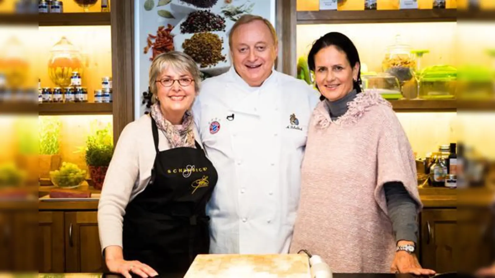 Alfons Schuhbeck kochte mit seiner Kochschülerin Monika Bleier-Schober (li.); Darüber freute sich auch Dr. Gabriele Kröner (re.), Geschäftsführender Vorstand der José Carreras Stiftung.  (Foto: Benjamin Olszewski)