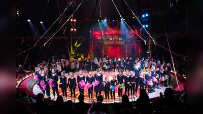 Der Vorhang öffnet sich für die Kinder des Ferienprogramms APPLAUS (Foto: BIKU gGmbH / Nicole Richter)