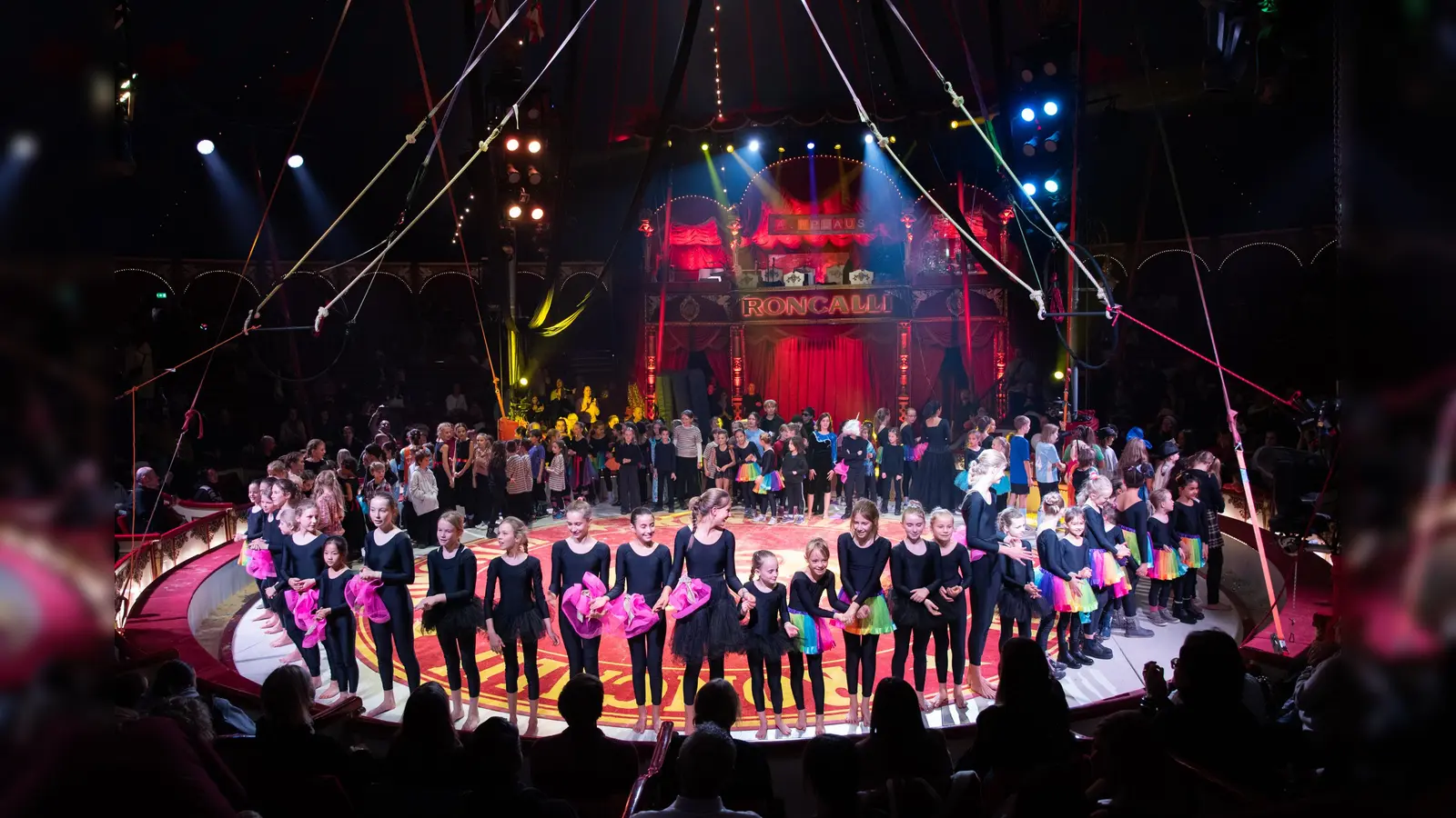 Der Vorhang öffnet sich für die Kinder des Ferienprogramms APPLAUS (Foto: BIKU gGmbH / Nicole Richter)