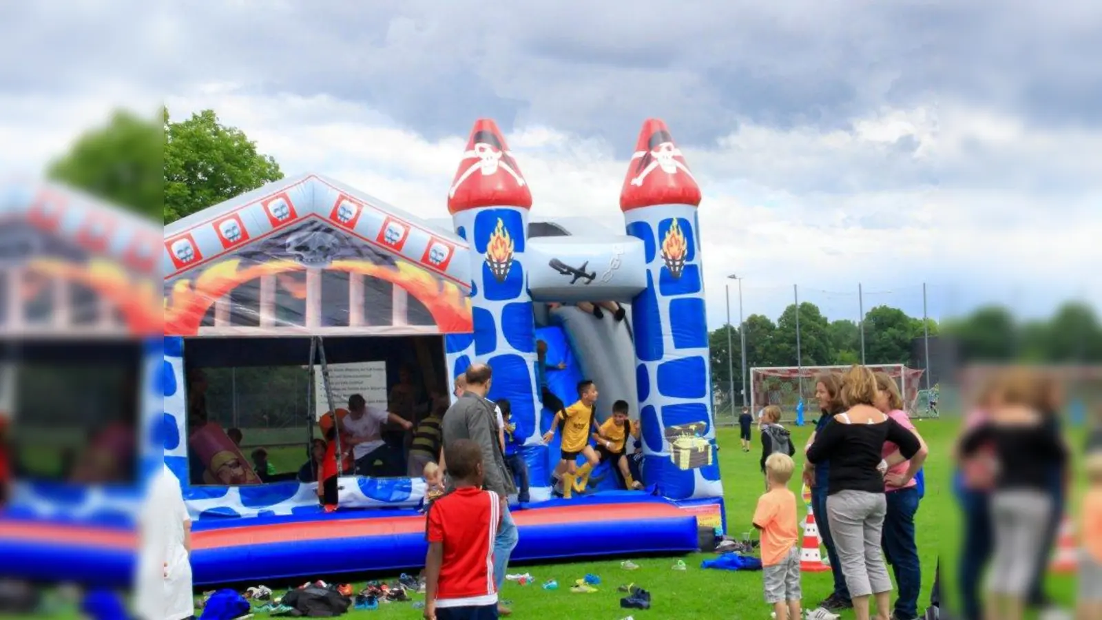 Für die Großen gab es Jugendheimspieltag, Gaudi-Turnier und Jubiläumsspiel. Und die Kleinen konnten sich derweil auf der Hüpfburg austoben. (Foto: us)