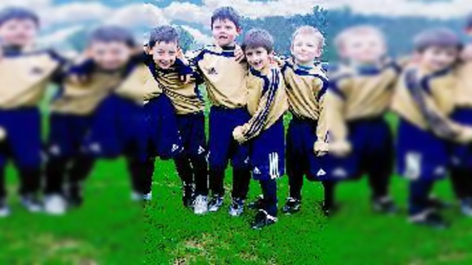 Fußball ist ihr Leben: Die Schwabinger G-Kicker nach ihrem Testspiel. 	 (Foto: Verein)