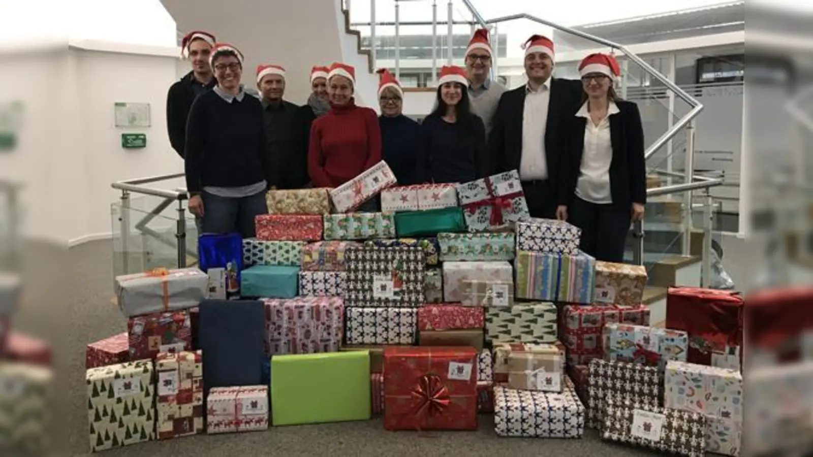 Die Grünwalder machen Kinder glücklich  das EWG-Team mit den in der Tölzer Straße abgegebenen Weihnachtspäckchen.  (Foto: privat)