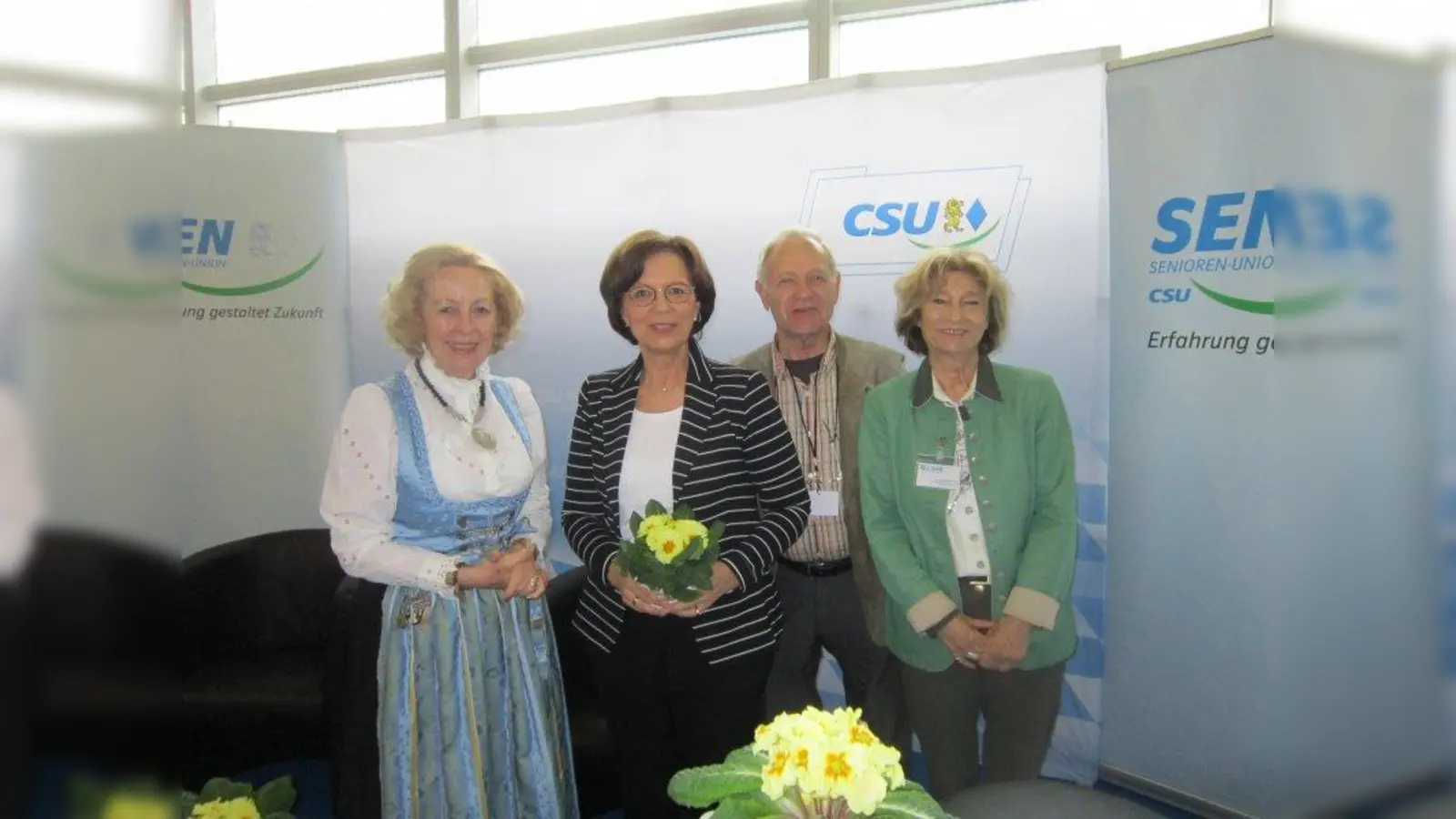 Besuch am Stand der Senioren Union: v.l. Margot Günther, Vorsitzende Senioren Union OV 23a,<br>Staatsministerin Emilia Müller, Werner Zitzelsberger, Mitglied der Senioren Union und<br>Franziska Miroschnikoff, stellv. Bezirksvorsitzende. (Foto: Seniorenunion)