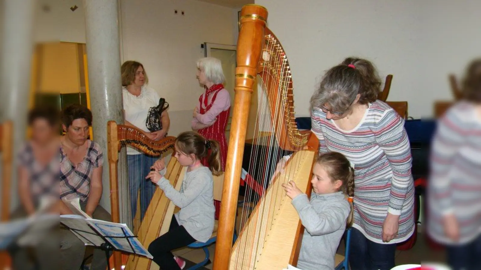 Hochkonzentriert zupfen die Mädchen an den Saiten der Harfe. Theresa (links) hat ihr Instrument sogar selbst gebaut. (Foto: pst)