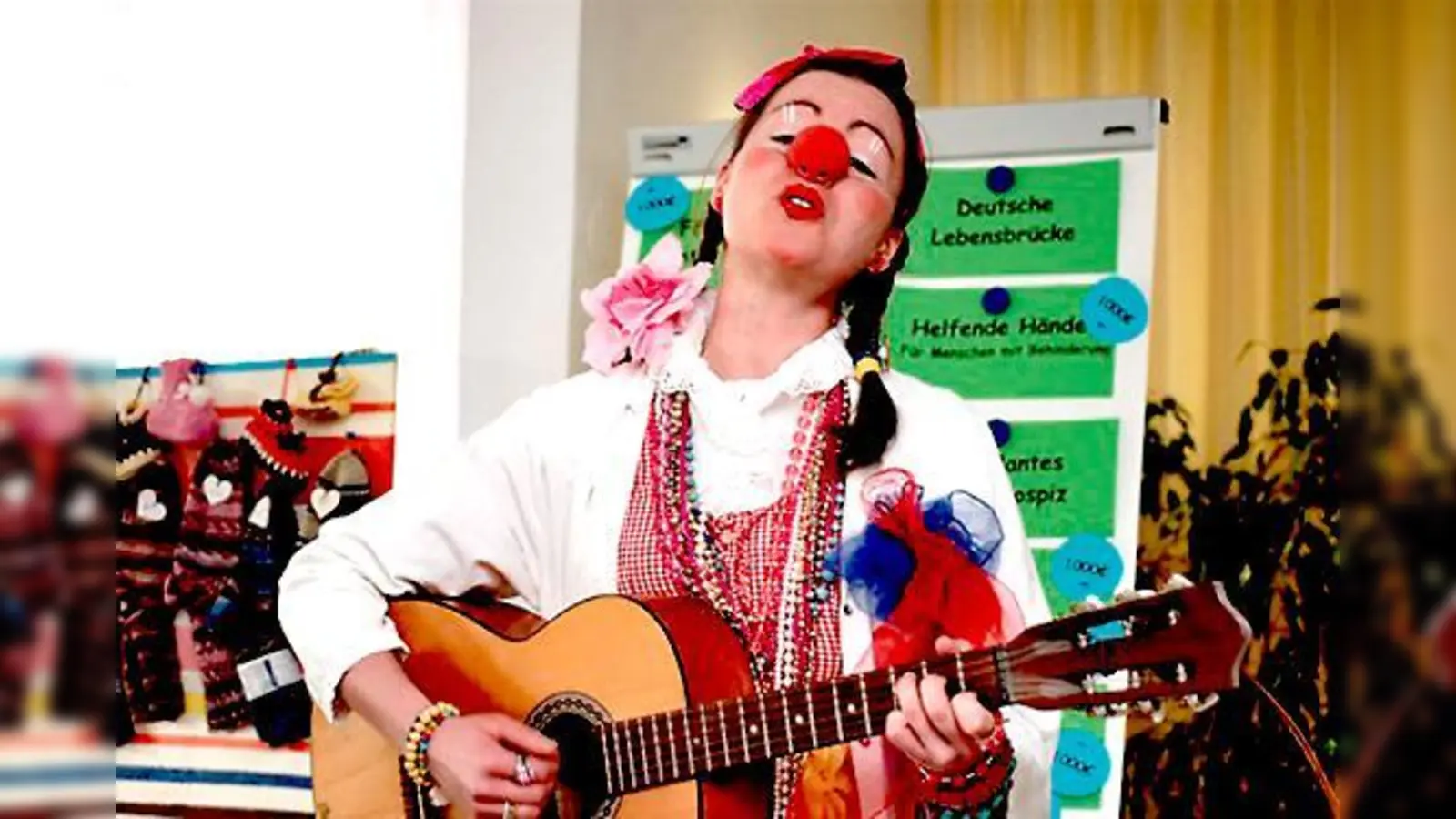 Die Klinik-Clows bedankten sich für die großzügige Spende der »Strick-Omas«.«	 (Foto: VA)