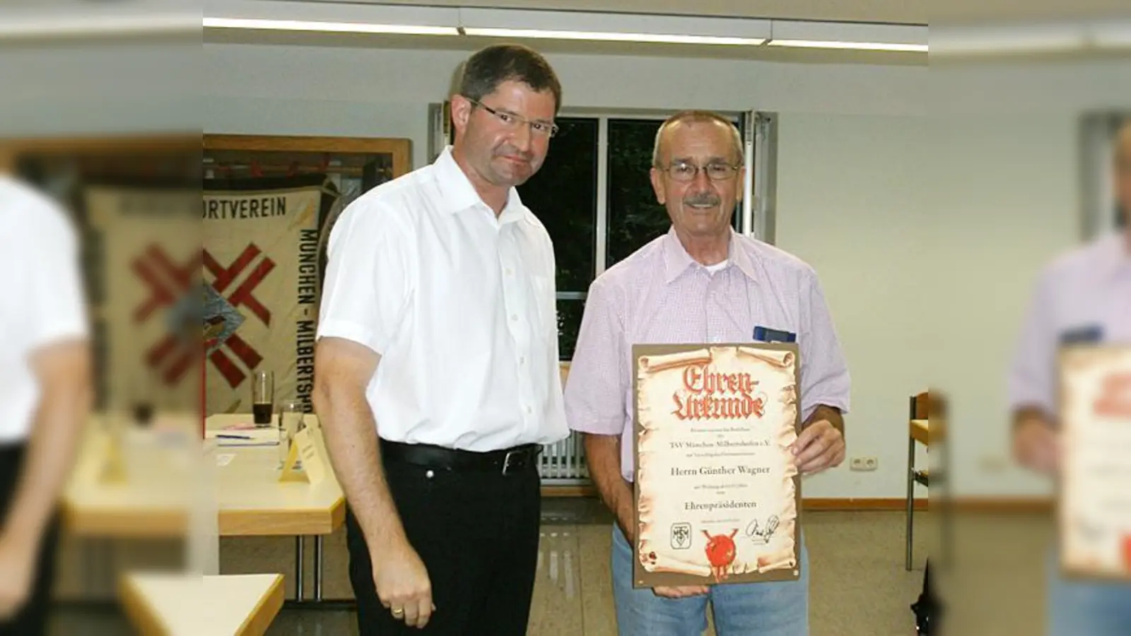 Für viele Jahre Tätigkeit im Landratsamt ehrte Gottlieb Fauth Mitarbeiter.	 (Foto: Landratsamt)