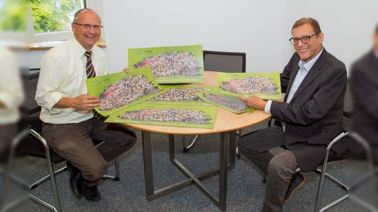 Bürgermeister Schiller (links) übergibt an Roland Lüttgens, ESA-Missionsdirektor, das Poster der Herrschinger, welches zu den Sternen fliegen soll. (Foto: Gemeinde Herrsching)