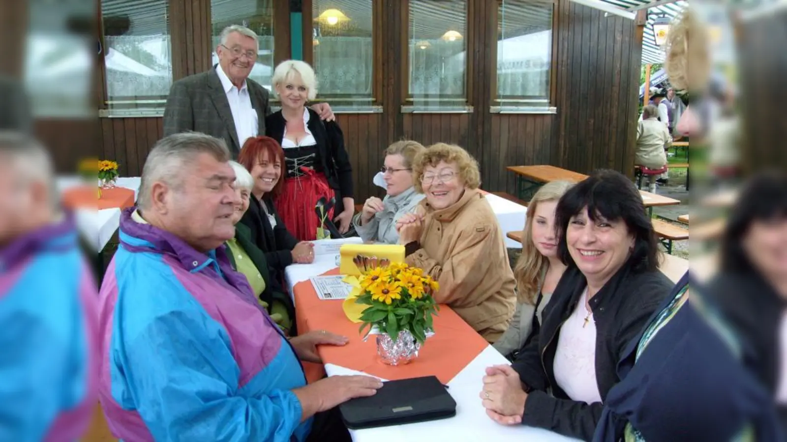 Die Gartenfreunde von NW4 lassen sich vom Wetter nicht unter kriegen. (Foto: Günther Mack)
