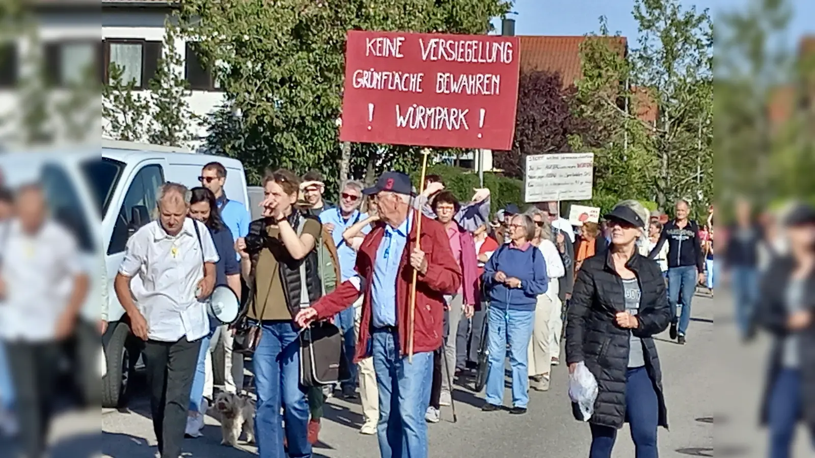 Nein zur Bebauung des Menzinger Erdbeerfeldes: Bürger demonstrierten gegen die Pläne der Stadt. (Foto: A.Ellmaier)