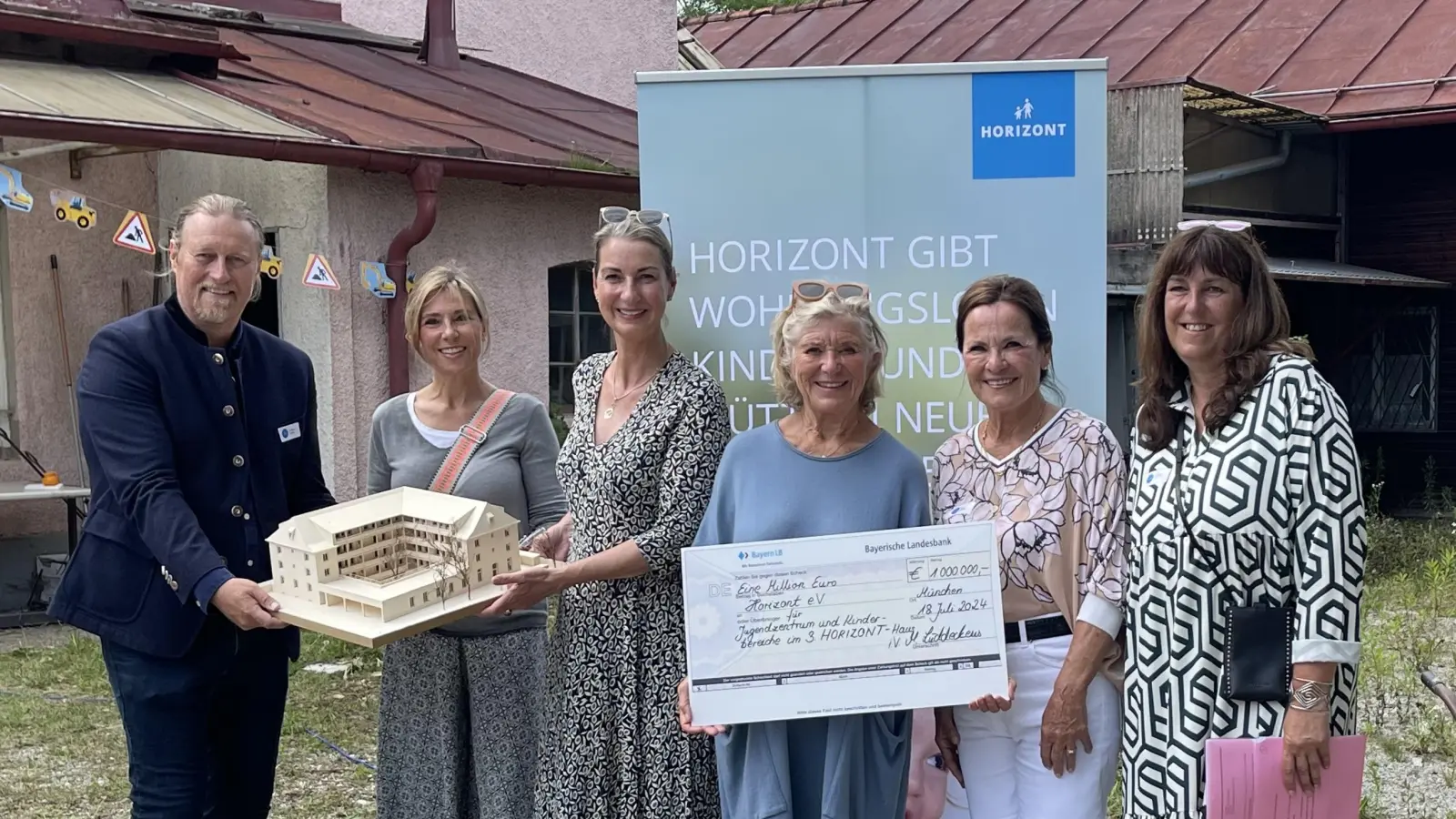 Freuen sich, dass die Arbeiten zum 3. Haus von Horizont e.V. bald losgehen können: (v.l.) Norbert Paulus (Horizont e.V.), Babett Theile-Ochel und Marianne Lüddeckens (Sternstunden e.V.), Jutta Speidel, Beater Heidler und Simona Felix (alle Horizonte.V.).  (Foto: hw)