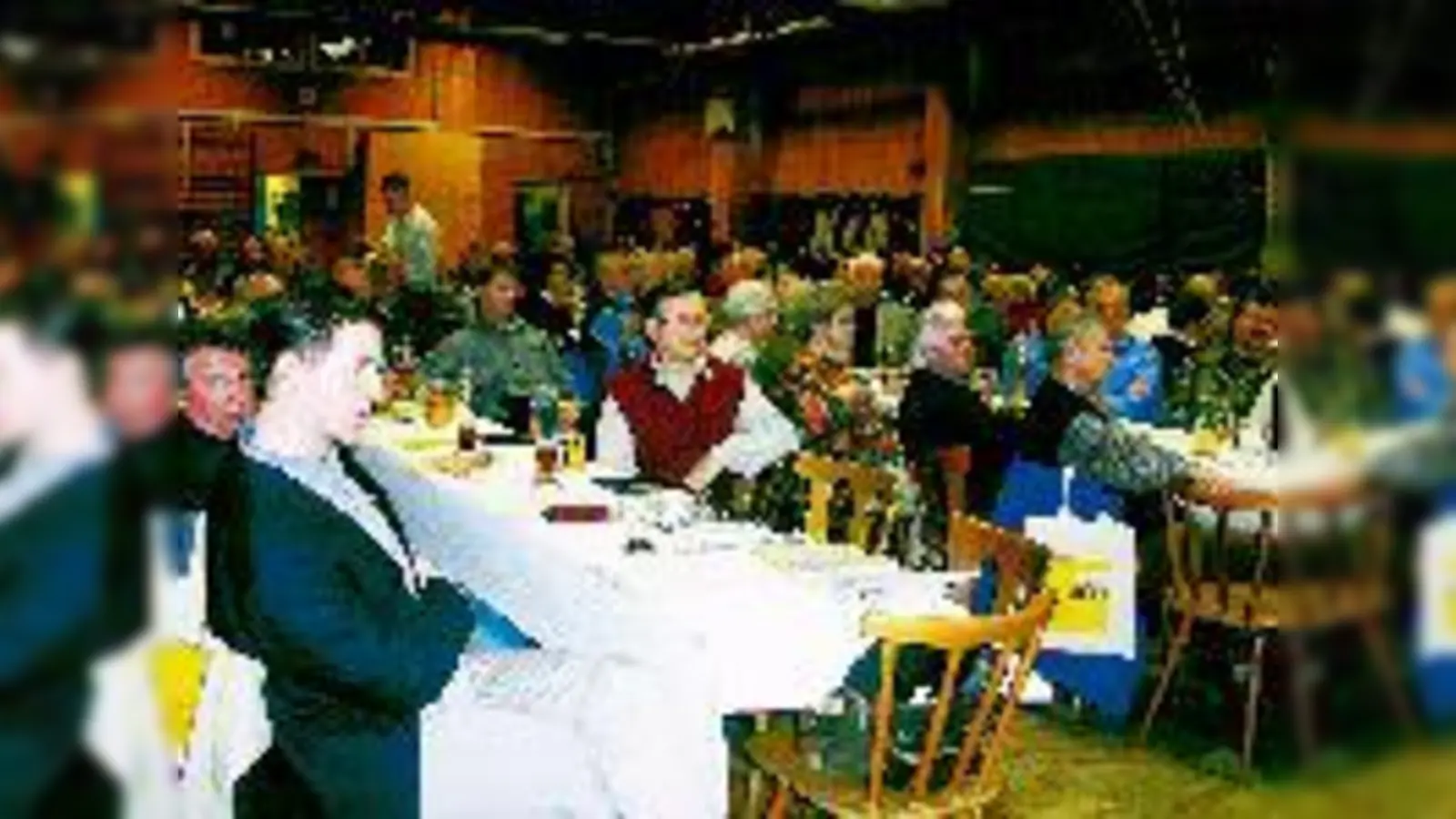 Hundehäuferl und Wertstoffcontainer: Themen auf der Bürgerversammlung, die BA-Chef Josef Koch und viele Berg am Laimer aufregten. Thomas Ostermaier (vorne links) vom KVR hörte interessiert zu.	 (Fotos: ms)