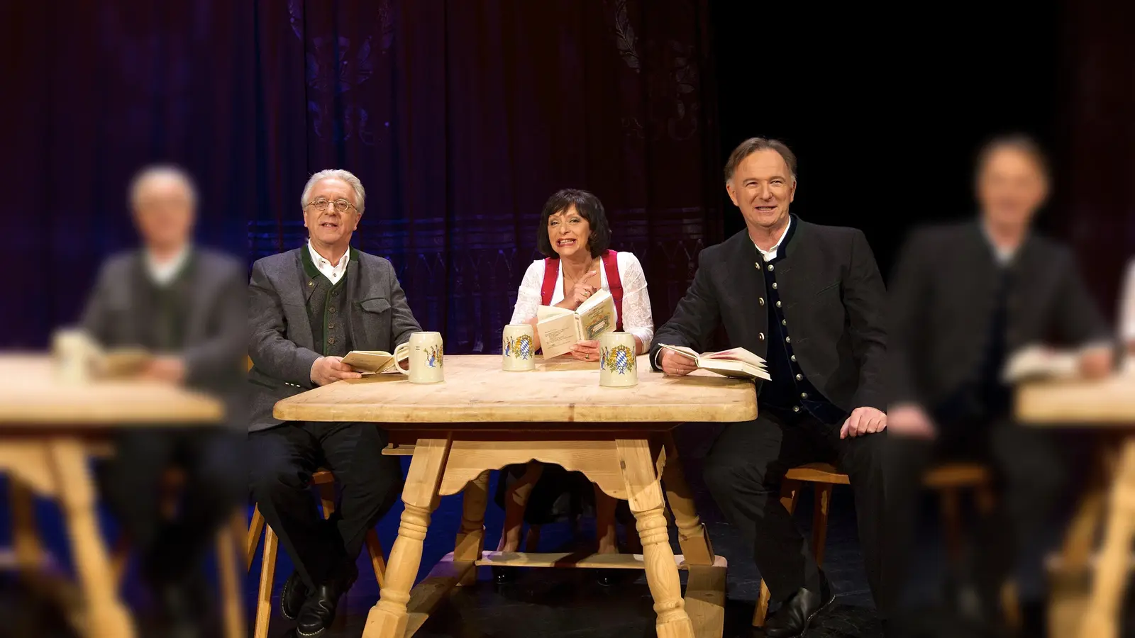 Gerd Anthoff, Sprecher, Conny Glogger, Sprecherin und Michael Lerchenberg, Sprecher präsentieren die Opern auf Bayrisch. (Foto: Christine Schneider)