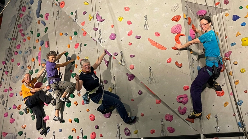 Klettern ist die perfekte Entspannung nach einem anstrengenden Arbeitstag. Vor allem in so netter Gesellschaft wie bei der Bergsportabteilung! (Foto: hw)