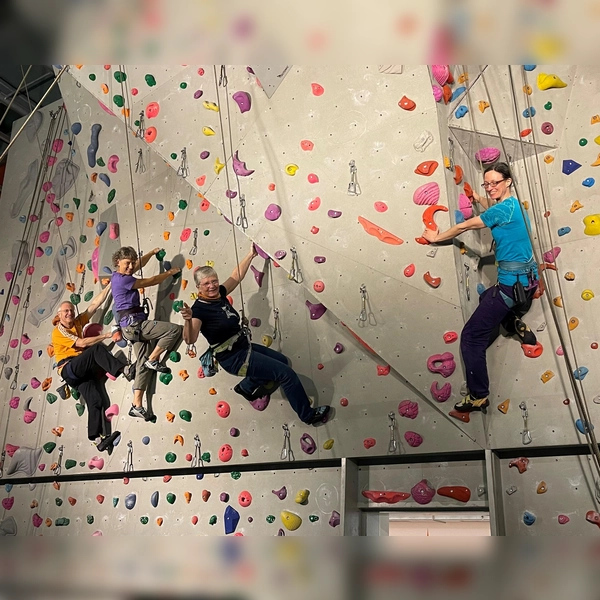 Klettern ist die perfekte Entspannung nach einem anstrengenden Arbeitstag. Vor allem in so netter Gesellschaft wie bei der Bergsportabteilung! (Foto: hw)