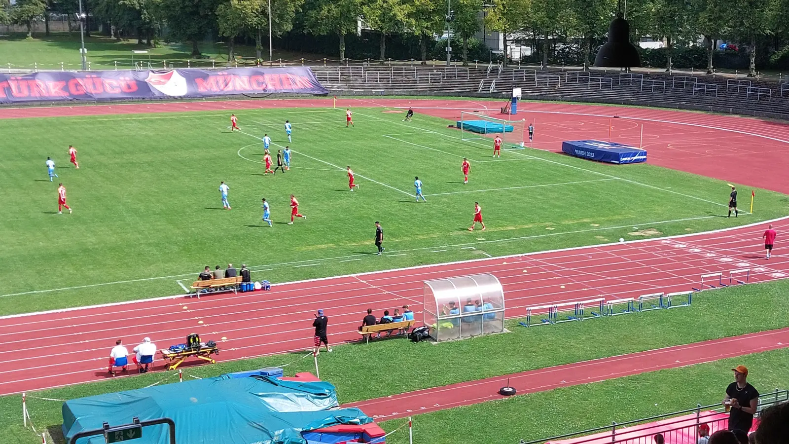 Drei Punkte für Türkgücü München: Der im Dantestadion spielende Regionalligist (hier gegen Hankofen-Hailing) hat einen Sieg vor dem Sportgericht erlangt. (Foto: bas)