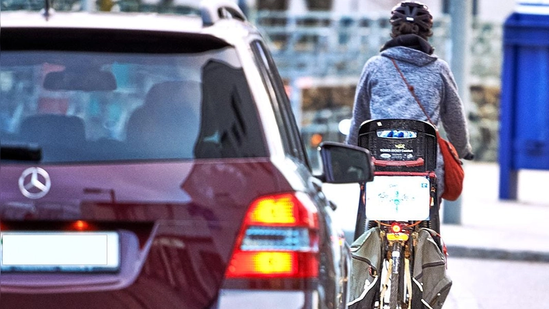 Oft wird der Sicherheitsabstand beim Überholen von Radfahrern nicht eingehalten. Solche gefährlichen Situationen sollen in Zukunft vermieden werden.  (Foto: ADFC)