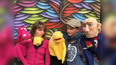 Die Puppenspielerin Julia Giesbert, die Schauspielerin Eszter Tompa und die Musikerin Marja Burchard sind das Theater Ananas, das für Kinder spielt. (Foto: Theater Ananas )