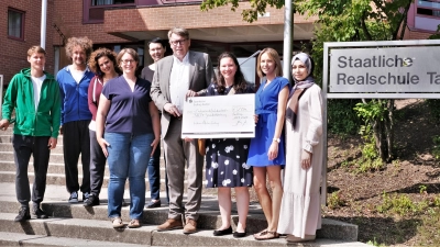 Den Spendenscheck über 1500 Euro übergab Lions-Club-Präsident Georg Els an Sachgebietsleiterin Gesundheitsförderung Myriam Rudert. Ebenfalls im Bild: die Theatergruppe EUKITEA von der Realschule Taufkirchen. (Foto: LRA Erding)