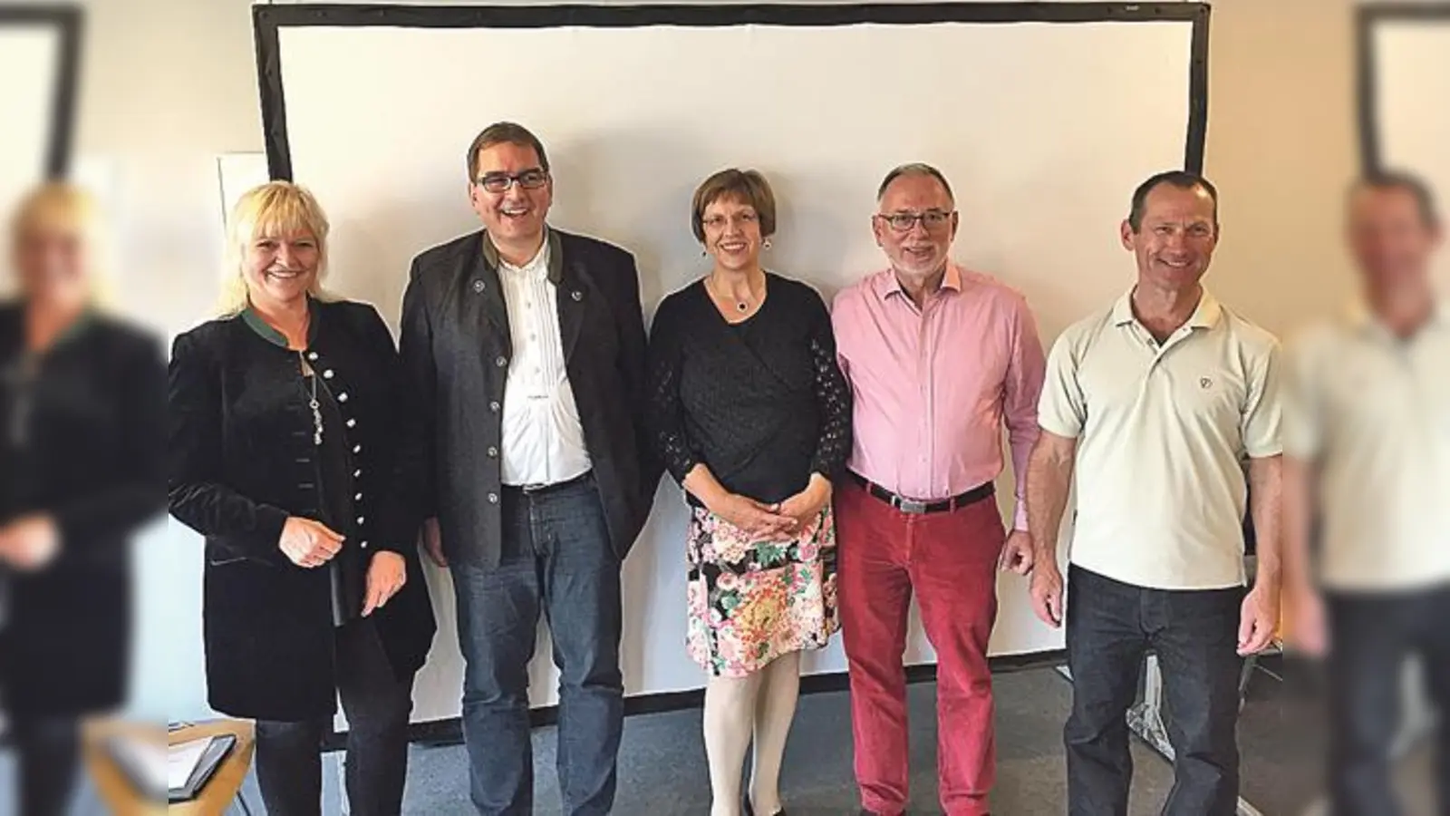 A pfundige Idee, der Bairischkurs in Trudering. Darüber freuen sich die Mitwirkenden v.l. Edeltraud Rey, Wolfgang Jungwirth, Gundula und Dr. Georg Kronawitter und Horst Münzinger.	 (Foto: VA)