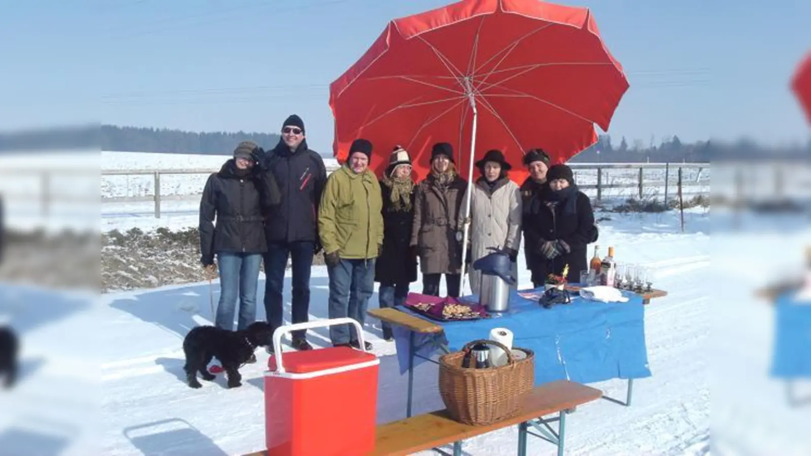 Die Winterwanderer mit Thomas Vogt, Eva Höcherl  und Renate Finger am Verpflegungsstand an der  Auffahrt zur FTO bei Gelting. 	 (Foto: VA)